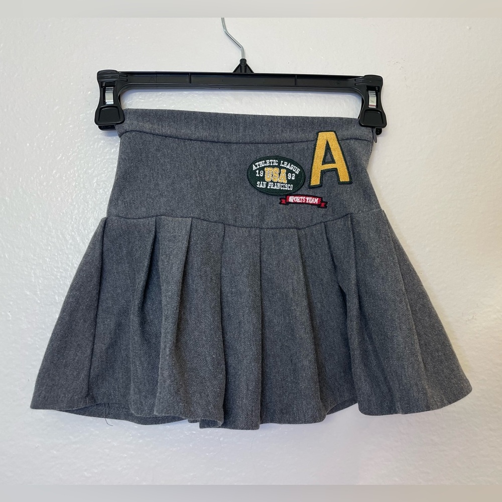 Zara Girl’s Gray Pleated Skirt with Patch Accents Size‎ 6